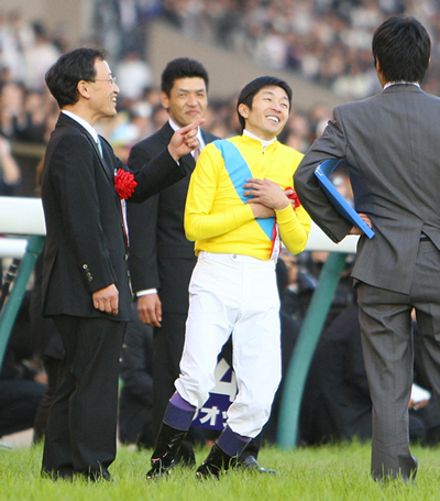 武豊(右、左端は角居師)