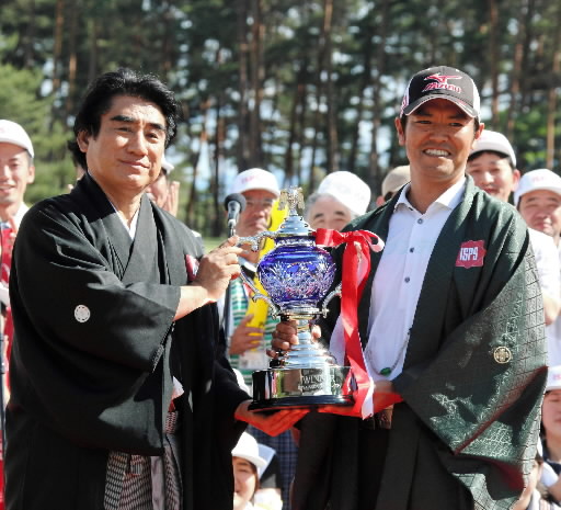 優勝カップを渡す半田晴久会長(左)と武藤俊憲=山梨県・ヴィンテージGC
