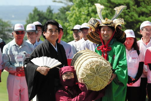 表彰式で笑顔をみせる半田晴久会長（左）と朴ジュンウォン＝石川県・朱鷺の台ＣＣ