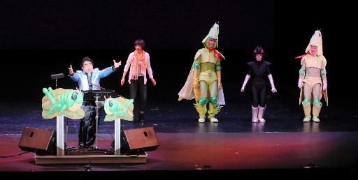 公演フィナーレで劇団員とともに歌う深見東州氏（左）