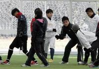 　チームメートと打ち解けられず１人黙々とストレッチをする杉内（左から４人目）＝宮崎県総合運動公園（撮影・持木克友）