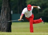 　１５番、狙い通りのショットができずクラブを地面にたたきつける石川遼<br /><a href=http://sp.daily.co.jp/general/flash/20130910297.shtml>拡大写真はこちら</a>