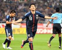 　前半、香川は先制ゴールを決め両手を広げてかけ出す（撮影・出月俊成）