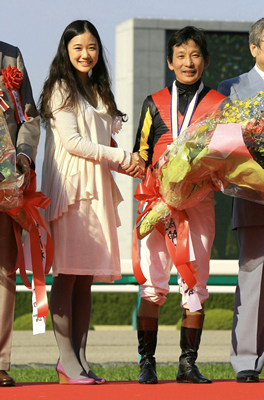 写真・安藤勝己騎手と蒼井優