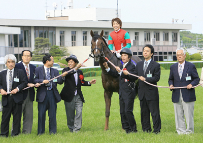 写真・安藤勝己騎手と蒼井優