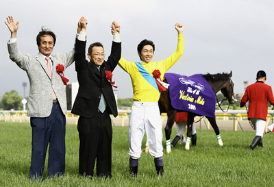 写真・安藤勝己騎手と蒼井優