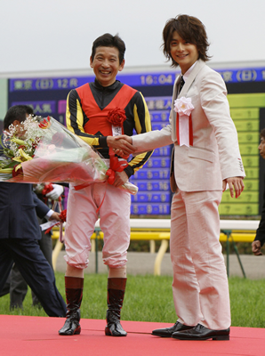 写真・安藤勝と小池徹平