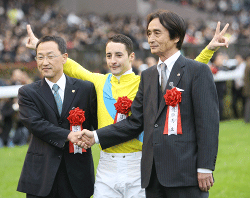 写真・角居師、ルメール、谷水オーナー