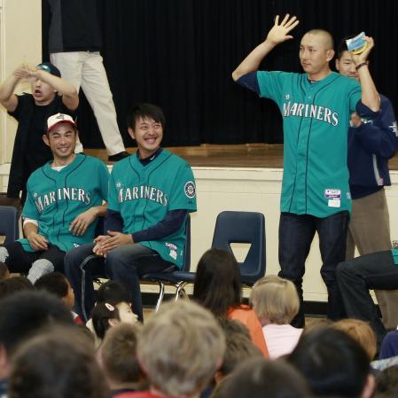 �@�n���̏��w�Z��K�₵�A������������}���i�[�Y�E���i�E�j�ƏΊ��������i������j�C�`���[�A��G�i�����j�@