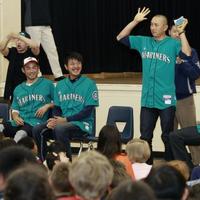 �@�n���̏��w�Z��K�₵�A������������}���i�[�Y�E���i�E�j�ƏΊ��������i������j�C�`���[�A��G�i�����j�@