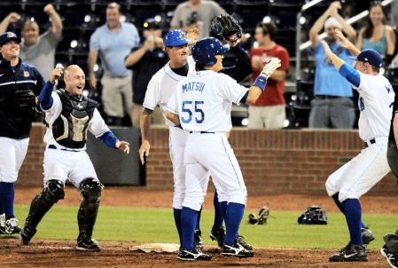 �@�V���[���b�g���10��A�T���i���ł�����A�`�[�����[�g�ɏj������鏼��i55�j���_�[�����i�����j