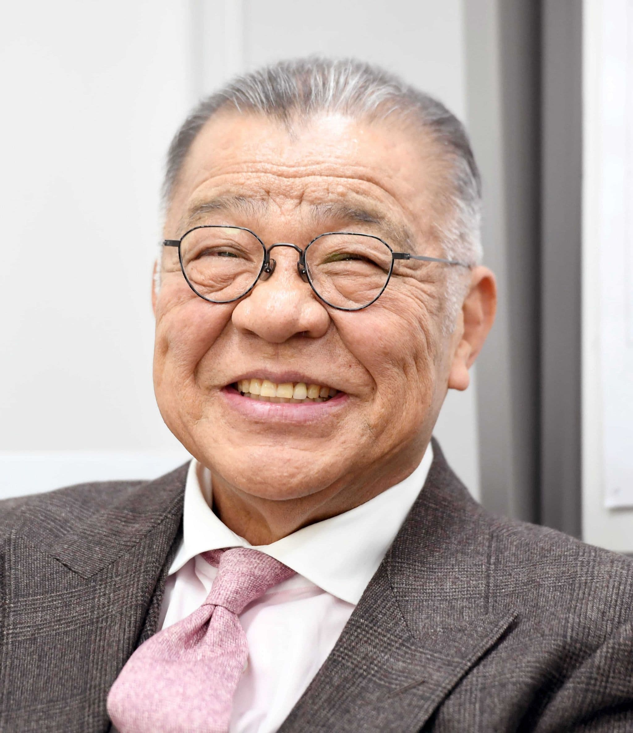 笑顔で幼少期を振り返る