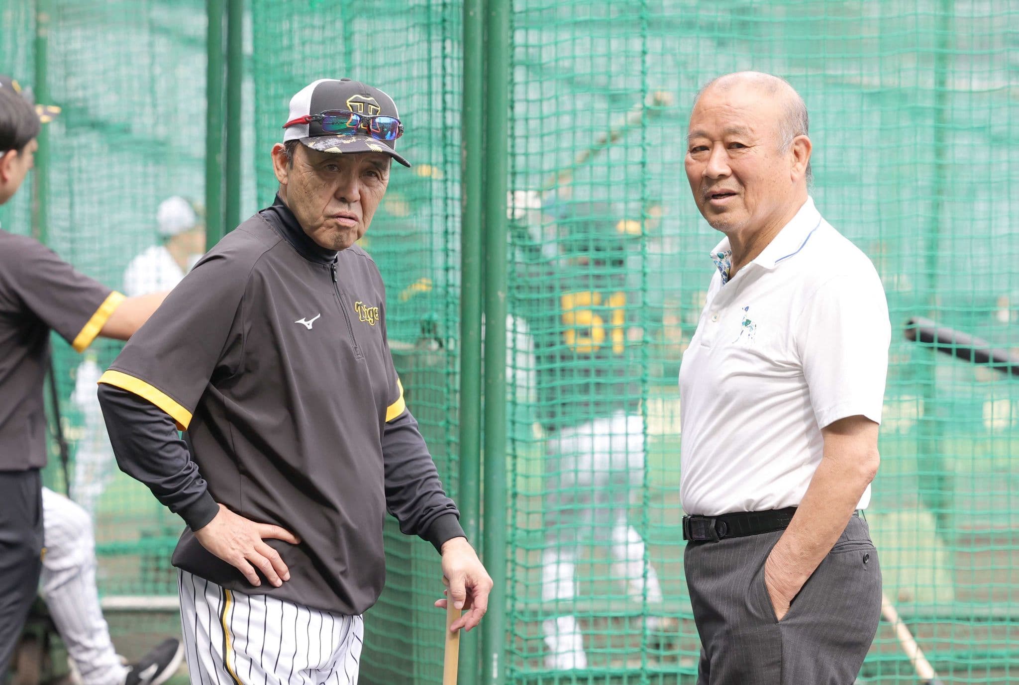 デイリースポーツ評論家として精力的に現場に足を運び、厳しくも温かい目で阪神を見つめる（左は岡田前監督）＝２３年６月、甲子園