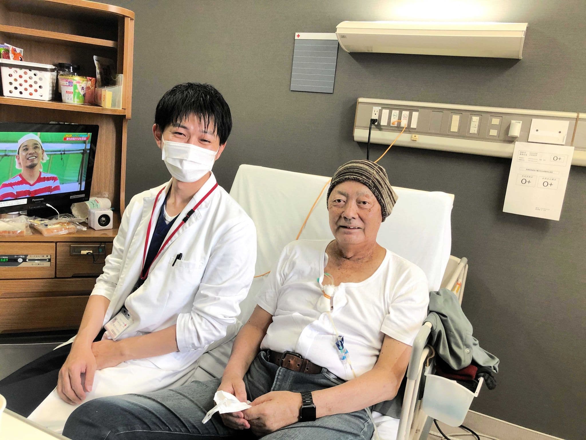 入院中に担当医（左）と写真に納まる北別府さん（家族提供）