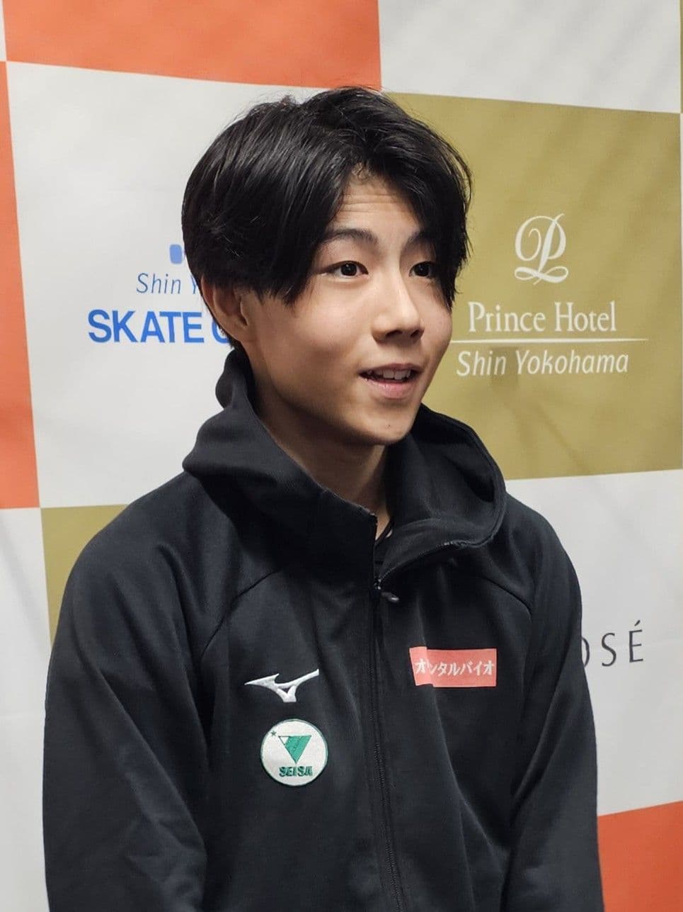 ジュニア男子SP後に取材に答える