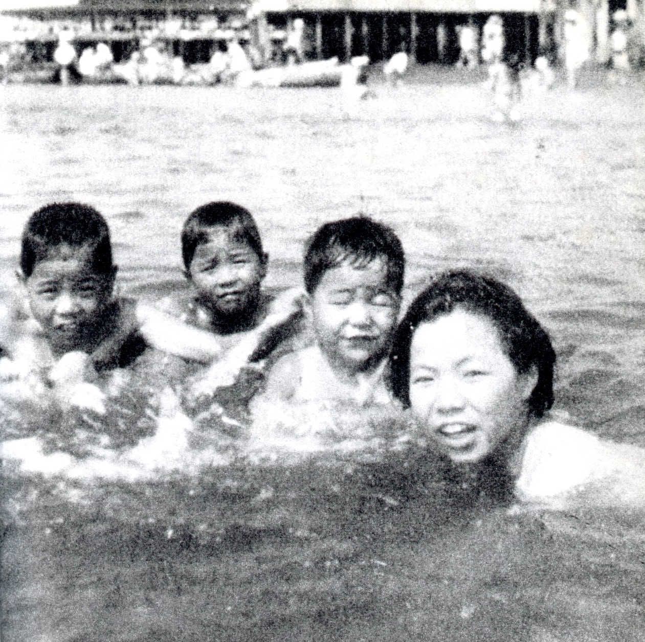 きょうだいで海水浴。（左から）長男、次男、本人（幼稚園）、次女＝千葉・出洲海岸