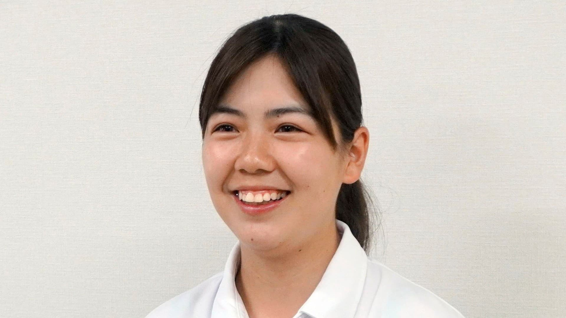 全国高校軟式野球選手権の1回戦で審判員を務めた吉岡心都葉さん=兵庫県明石市