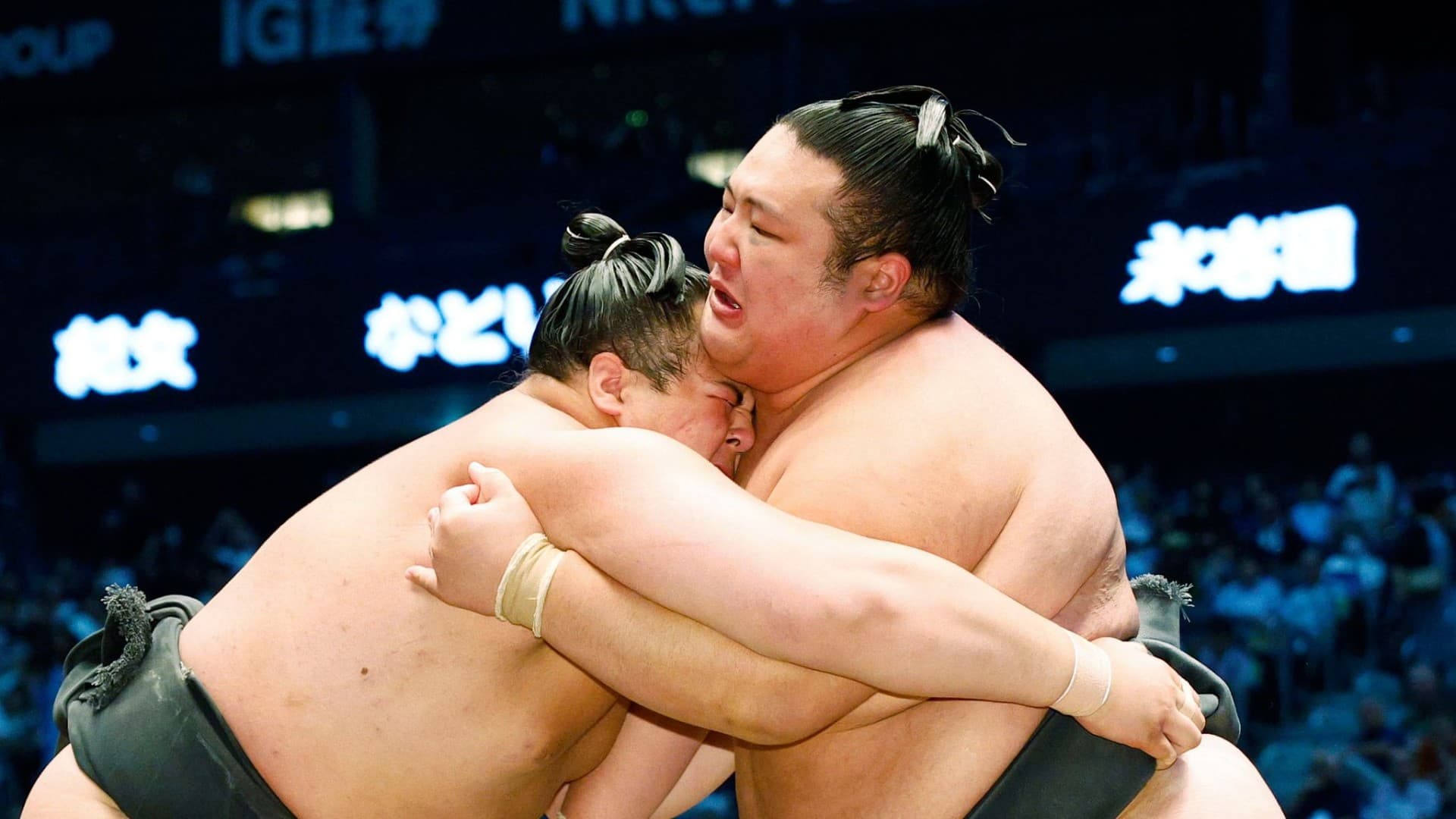大相撲名古屋場所11日目、丹治(左)を攻める時不動=7月、IGアリーナ