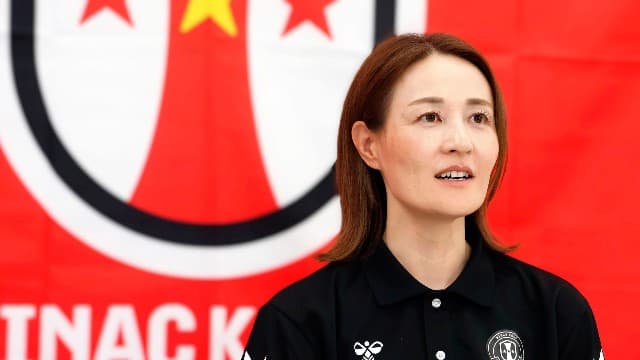 WEリーグで女性初の優勝を遂げた宮本ともみ監督。「指導者になったスタートのところは男性に遅れていると感じたけど、そこからは自分次第だと思った」と語った=神戸市