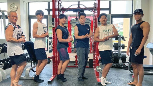 灘高の筋肉戦士の(左から)的場教諭、坂本さん、中井さん、高木さん、中野さん、川原教諭