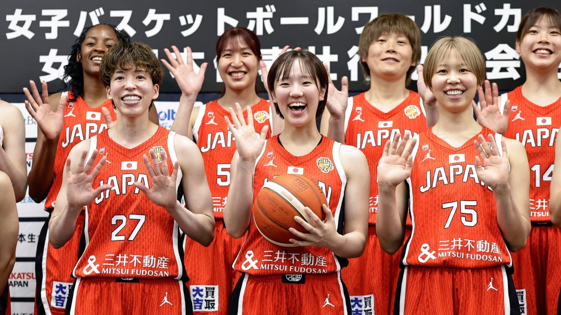 笑顔で手を振るバスケットボール女子W杯日本代表の田中こころ(前列中央)ら=8月、東京都内