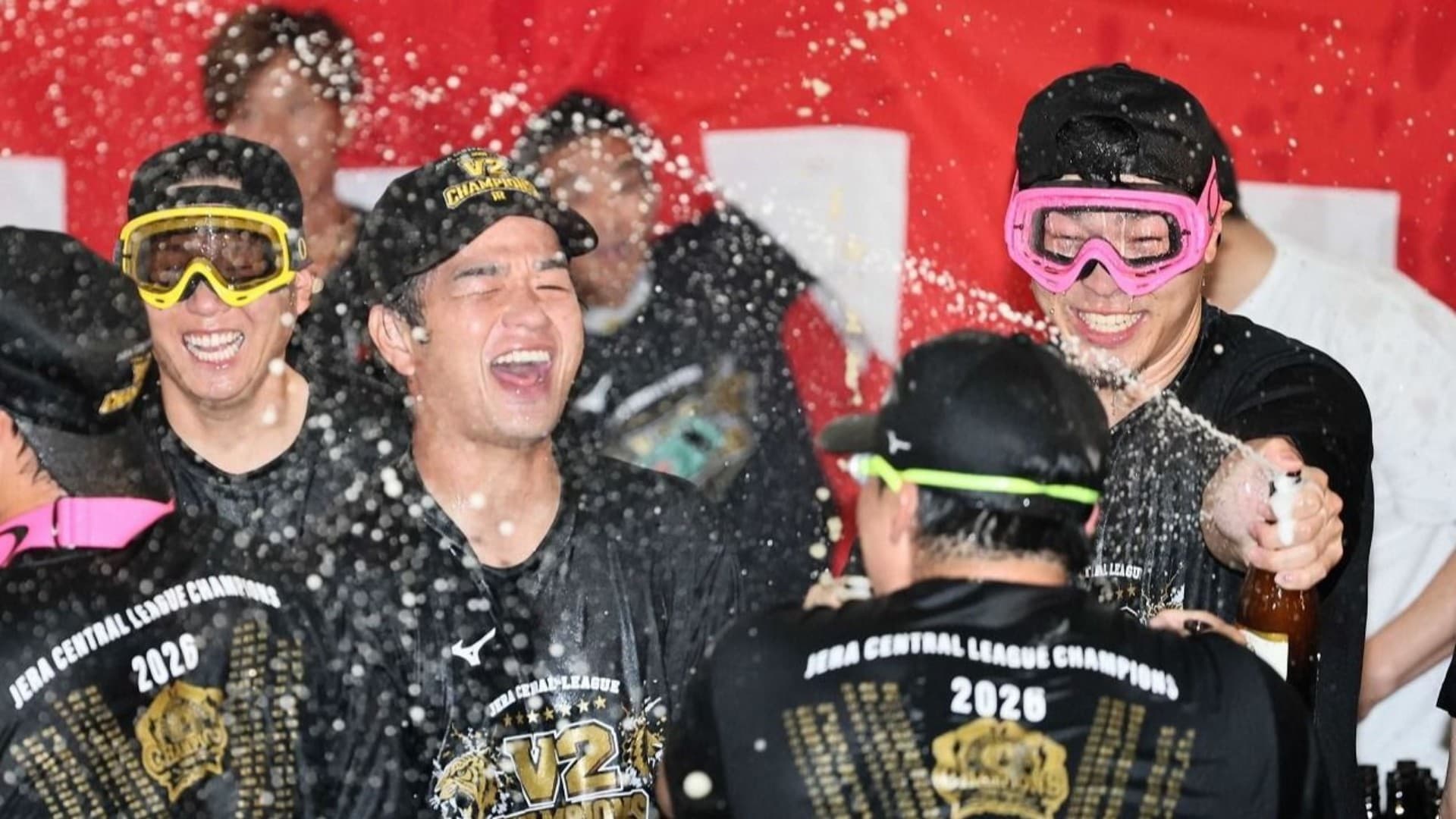 【ビールかけ写真集】2年連続歓喜の美酒!ビール3500本今年も一瞬!