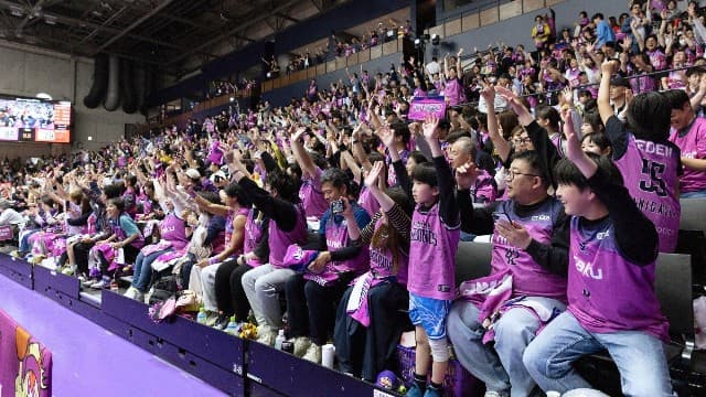 福島ファイヤーボンズの試合で盛り上がるファン=5月、福島県郡山市(ⓒB.LEAGUE)