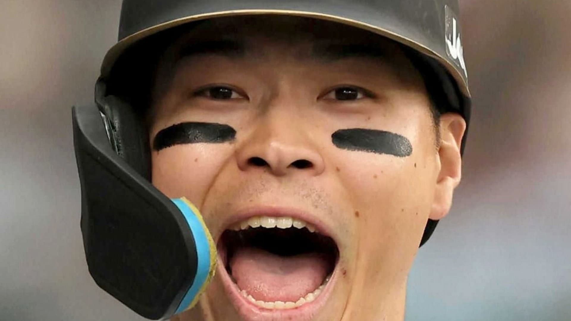 アイブラックシールをつける阪神・佐藤輝