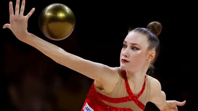 新体操世界選手権の個人総合決勝で、ボールの演技をするダリア・バルフォロメーエフ=14日、フランクフルト(共同)