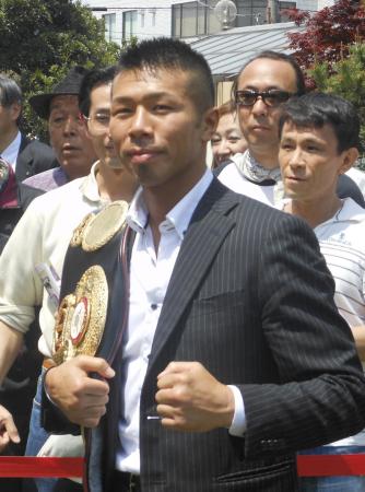 �@�o�g�n�E�t�����s�̎s���̑O�Ŗh�q��̕񍐂��s�������R���u