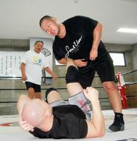 �����i����j�̎w�����󂯂Ȃ���N�m�E�̑����U�߂�聁�s���̒��ؓ���