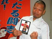 ���쎩���Ԃ̍�ƒ��p�ŉ��҂̎ʐ^�Ƀp���`������㐽�������s����s�̓��쎩����