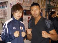 �@�t�@�C�e�B���O�|�[�Y�������R�i�E�j�ƓB�{