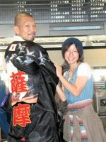 �@�w���Ɂw�F���x�ƍ��܂ꂽ�����K�E���p�ŁA�g���C�A�X�����I����Ďq�v�l�i�E�j�ƃE�N���C�i�ɏo���������㐽�����c��`