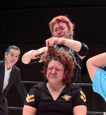 �@���؂�}�b�`�ɏ������ăR�}���_���e�̔��Ƀn�T�~������x�c����y���z�[��