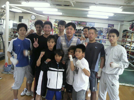 ���ނ炯�񂶁i�����j�Ƙe�{��s�i�������j�獂���W���̃{�N�T�[����