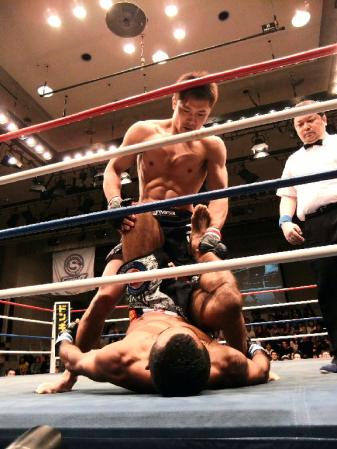 �@�ォ��p���`�̉J���~�点�ăW�����@�j�E�W�j�X����R�����O���M������y���z�[��