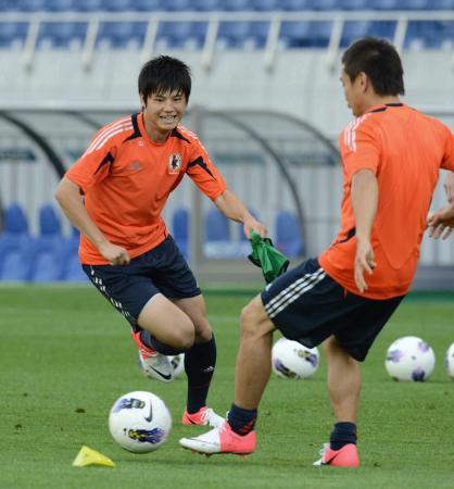 �@���F�i�E�j�̃{�[����D���ɍs���{�s�i�B�e�E���؍��F�j