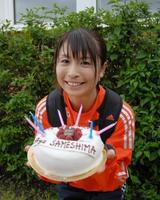 �@�a�������}�����c�e�L���́A�P�[�L���v���[���g����Ė��ʂ̏΂݁i�B�e�E��������j