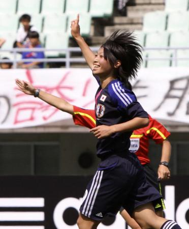 �@�㔼�A�搧�S�[�������߁A�K�b�c�|�[�Y����t�]�Q�O���{���q��\�̓c���z�q